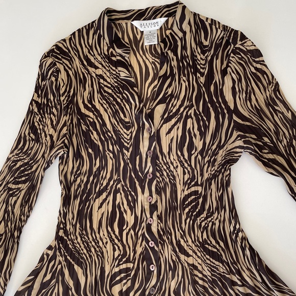 SOLD ON DEPOP Vintage Sheer Zebra Pattern Button Up Textured Blouse - Picture 5 of 9